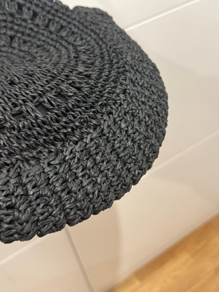 Bolso de hombro redondo de rafia negro