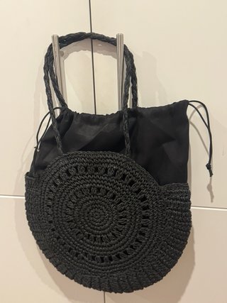 Bolso de hombro redondo de rafia negro