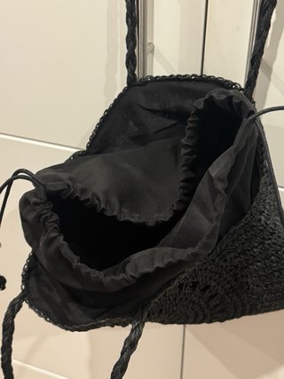 Bolso de hombro redondo de rafia negro