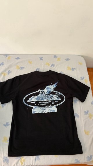 Camiseta negra con estampado