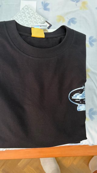 Camiseta negra con estampado