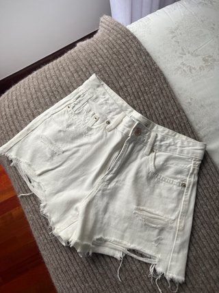 Pantalón vaquero blanco desgastado