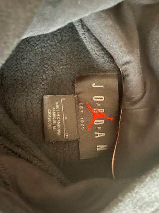 Sudadera Jordan Negra con Logo Rojo