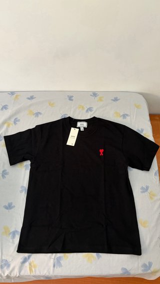 Camiseta Negra Ami Paris Corazón Rojo