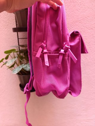 Mochila rosa con estampado geométrico