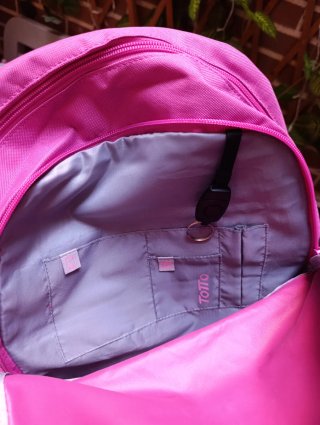 Mochila rosa con estampado geométrico