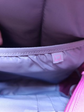 Mochila rosa con estampado geométrico