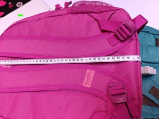 Mochila rosa con estampado geométrico
