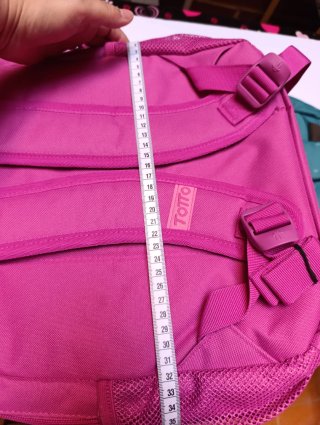 Mochila rosa con estampado geométrico