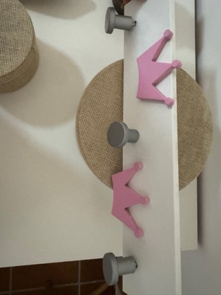 Perchero infantil con coronas rosas