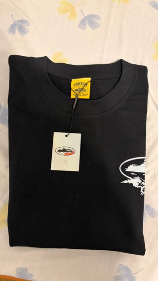 Camiseta negra con estampado