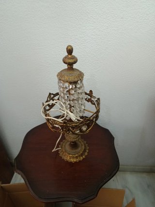 Lámpara de mesa dorada con cristales