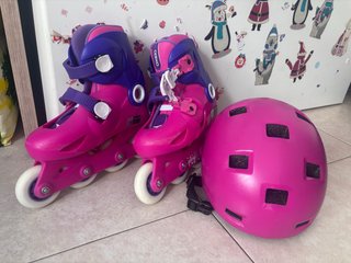 Patines y casco rosa infantil
