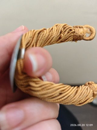 Pulsera artesanal con hilo de seda