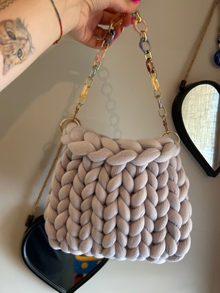 Borsa fatta a mano grigia con catena colorata