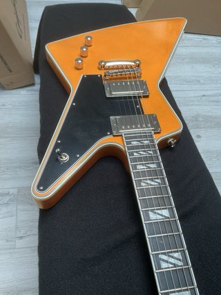 Guitarra EXPLORER Custom Futura Firestorm