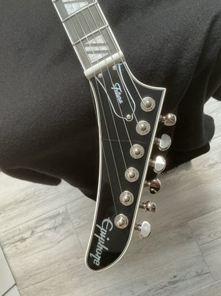 Guitarra EXPLORER Custom Futura Firestorm