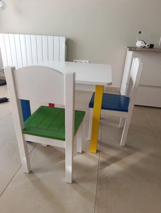 Mesa infantil con 2 sillas