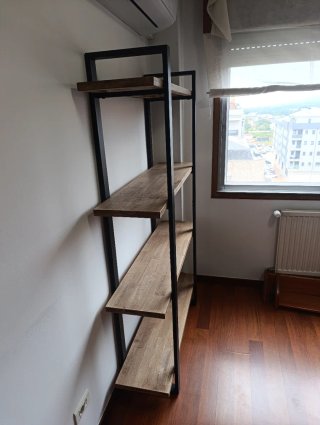 Estantería de madera y metal