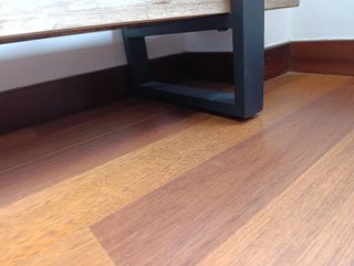 Estantería de madera y metal