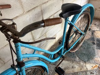 Bicicleta antigua azul para restaurar