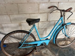 Bicicleta antigua azul para restaurar
