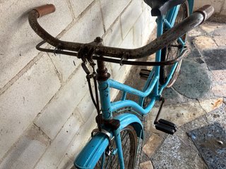 Bicicleta antigua azul para restaurar