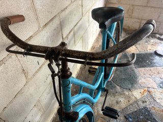 Bicicleta antigua azul para restaurar