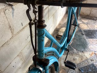 Bicicleta antigua azul para restaurar