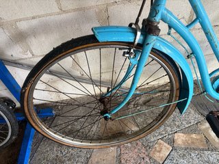 Bicicleta antigua azul para restaurar