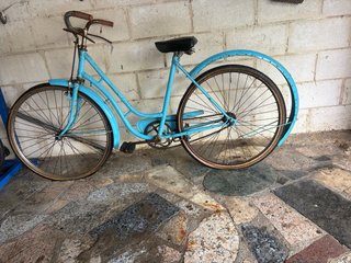 Bicicleta antigua azul para restaurar