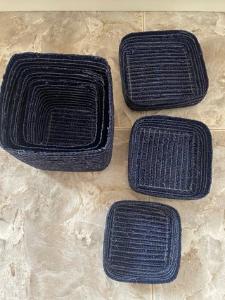 Cestitas de mimbre azul para organización