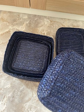 Cestitas de mimbre azul para organización