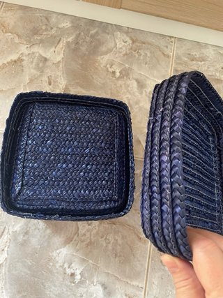Cestitas de mimbre azul para organización