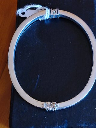 Brazalete de plata con números romanos