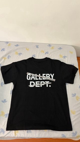 Camiseta Negra Gallery Dept.