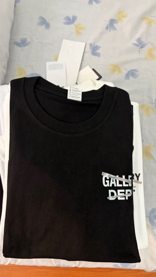 Camiseta Negra Gallery Dept.