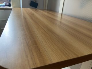 Escritorio de madera con ruedas