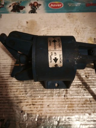 Bomba manual azul