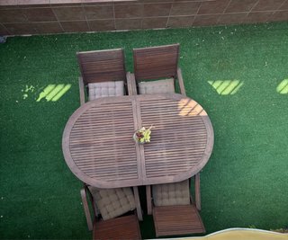 Mesa de jardín y 4 sillas con cojines