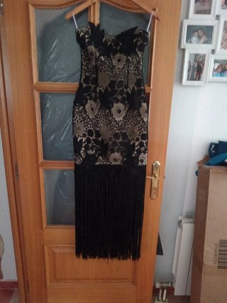 Vestido fiesta negro y dorado con flecos