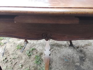 Mesa antigua madera castaño tallada