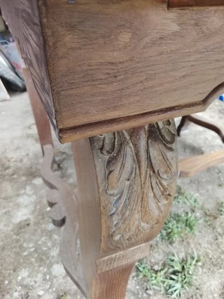 Mesa antigua madera castaño tallada