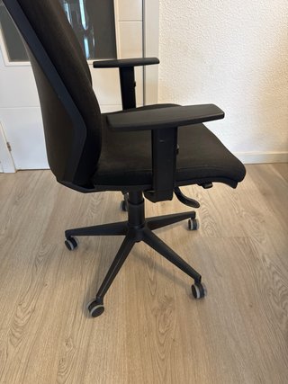Silla ergonómica de oficina negra