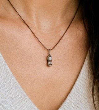 Pendientes y colgante de sandalia, beige y marrón