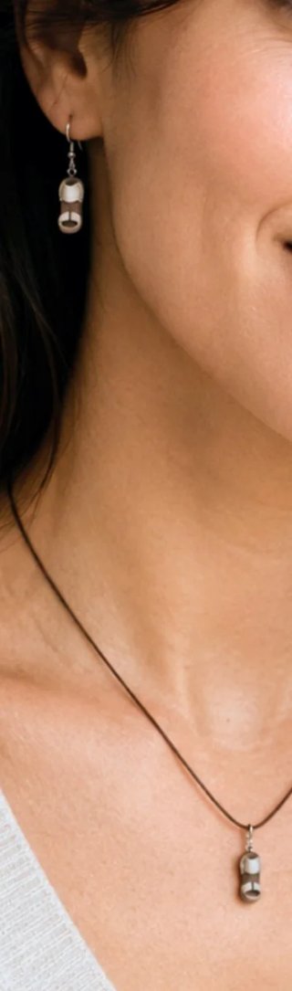 Pendientes y colgante de sandalia, beige y marrón