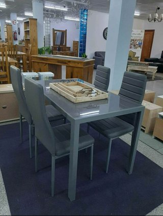 Mesa de comedor gris con 4 sillas - Oferta!