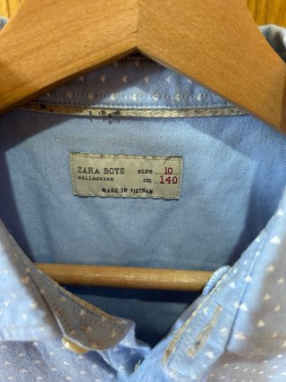 Camisa Zara Kids azul claro lunares