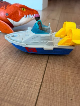 Dinosaurio Parque Jurásico con Barco y Figura