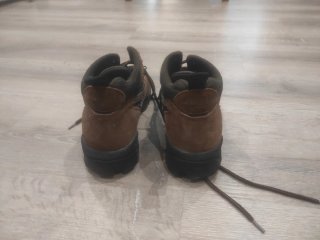 Botas de montaña marrones y verdes